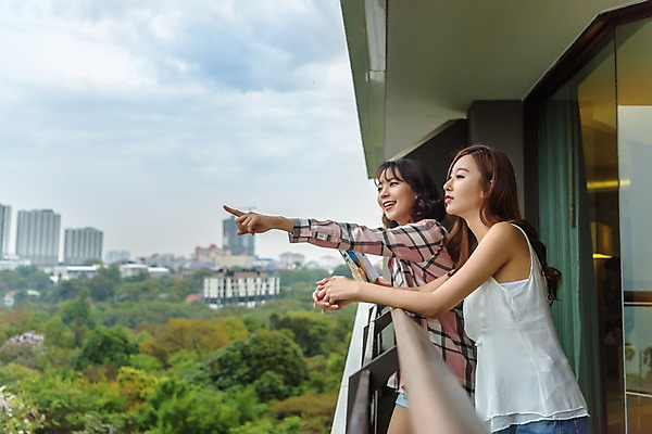 포토 JPG 주간 우먼라이프 응시 여자 여행 난간 태국 서기 웃음 풍경 상반신 20대 성인 야외 두명 옆모습 친구 기댐 우정 한국인 발코니 가리킴 구경 성인여자만 국내포토 자연요소 라이프스타일 시선 아시아 뷰포인트 관계 모션 표정 사람 동양인 손짓 청년 여자만 성인만 파일형식