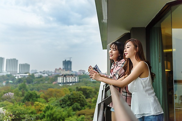 포토 JPG 주간 우먼라이프 응시 여자 여행 난간 태국 서기 웃음 풍경 상반신 20대 성인 야외 두명 옆모습 친구 기댐 우정 한국인 발코니 구경 성인여자만 국내포토 자연요소 라이프스타일 시선 아시아 뷰포인트 관계 모션 표정 사람 동양인 청년 여자만 성인만 파일형식