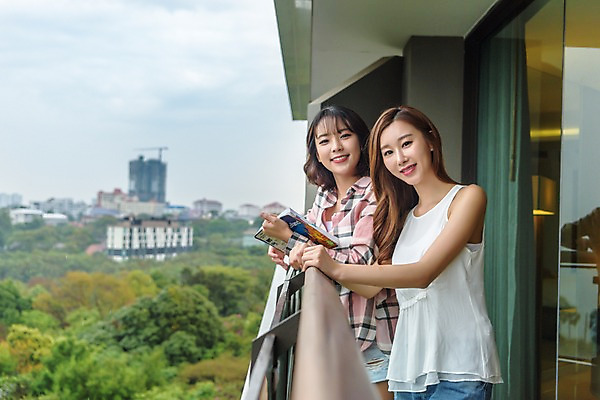 포토 JPG 주간 우먼라이프 응시 여자 여행 난간 태국 서기 웃음 들기 풍경 상반신 20대 성인 야외 두명 옆모습 책 친구 기댐 우정 한국인 발코니 구경 성인여자만 국내포토 자연요소 라이프스타일 시선 아시아 뷰포인트 관계 모션 표정 사람 동양인 청년 여자만 성인만 파일형식