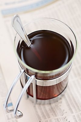 포토 JPG 해외이미지 종이 음료 비즈니스 유리 사람없음 컵 사무실 숟가락 검은색 머그컵 신문 아침식사 해외202004 해외포토 식기 컬러 재질 수저 간행물 식사 뉴스 파일형식 이미지허브