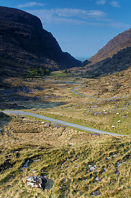 포토 JPG 해외이미지 유럽 도로 여행 곡선 자연 하늘 산 풍경 사람없음 야외 초록색 파란색 햇빛 환경 계곡 침묵 시골 양 틈 장면 아일랜드 해외202004 해외포토 나라 길 선 컬러 포유류 교통시설 태양 소리 생태계 파일형식 이미지허브
