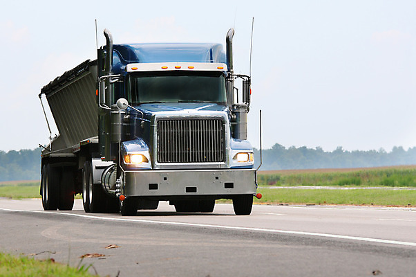 포토 JPG 해외이미지 산업 도로 여행 비즈니스 교통시설 자동차 거리 사람없음 운전 트럭 화물 고속도로 운전사 속도 바쁨 연료 수납 짐차 트레일러 공급 해외202004 해외포토 직업 길 육상교통 교통 모션 운송업 시설 파일형식 이미지허브