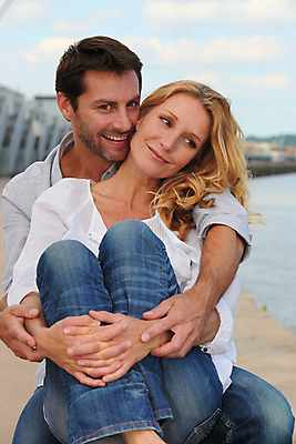 포토 JPG 해외이미지 백인 커플 행복 유럽 40대 포옹 사랑 미소 사람 야외 두명 여름 30대 맑음 청바지 나눔 해외202004 해외포토 서양인 계절 감정 나라 중년 바지 관계 안기 날씨 표정 장년 파일형식 이미지허브