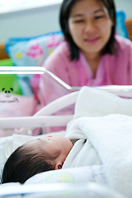 포토 JPG 해외이미지 백인 여자 어린이 2 가족 엄마 아파트 주택 함께함 실내 사랑 서기 미소 웃음 사람 두명 가로 금발 흰색 아기 변화 기저귀 거짓말 걸음마 유대감 해외202004 해외포토 서양인 헤어스타일 감정 컬러 컨셉 관계 모션 표정 내부 건물 아기용품 파일형식 이미지허브