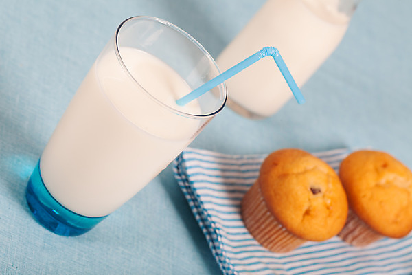 포토 JPG 해외이미지 음료 음식 다이어트 재료 유리 아침 디저트 건강 사람없음 컵 파란색 초콜릿 식사 봄 우유 추위 흰색 신선 아침식사 컵케이크 머핀 해외202004 해외포토 주간 식기 계절 빵 컬러 재질 유제품 케이크 파일형식 이미지허브