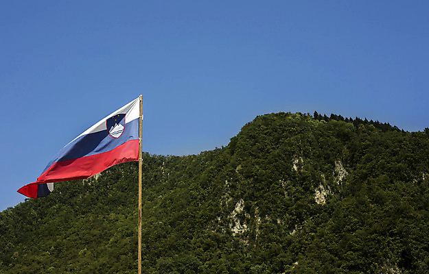 포토 JPG 해외이미지 배너 물결 모션 하늘 사람없음 관광지 깃발 국기 숲 언덕 봉 애국심 슬로베니아 해외202004 해외포토 유럽 여행 파일형식 이미지허브