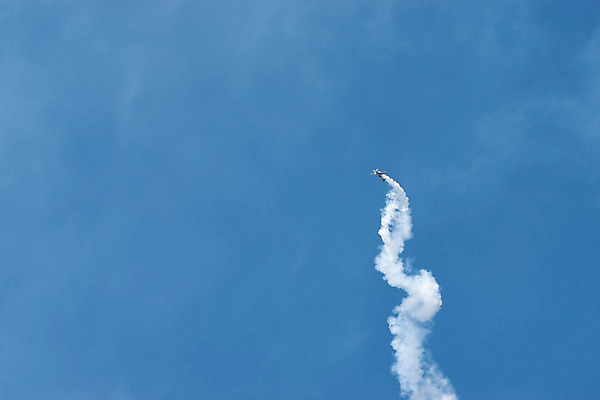 포토 JPG 해외이미지 유럽 호수 스포츠 날개 하늘 비행기 이벤트 사람없음 파란색 힘 공연 묘기 파일럿 항공 속도 군용 프로펠러 쇼 제트기 루마니아 에어쇼 곡예비행 대패 부쿠레슈티 해외202004 해외포토 직업 나라 컬러 항공교통 대중교통 군대 비행 파일형식 이미지허브