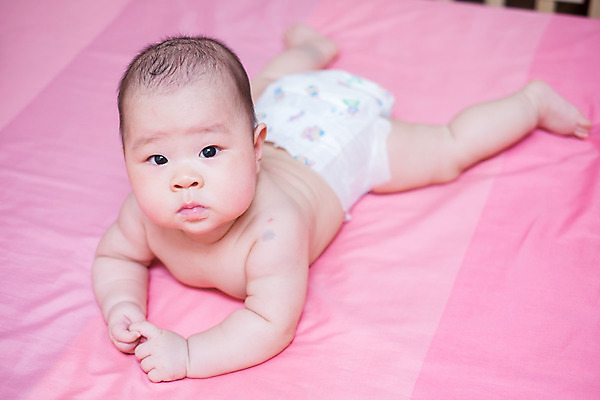 포토 JPG 해외이미지 백인 여자 행복 어린이 백그라운드 신체 놀이 바닥 건조 실내 한명 웃음 사람 소년 파란색 기쁨 흰색 침대 아기 달콤 작음 기저귀 월 거짓말 걸음마 돌봄 양발 천진난만 해외202004 해외포토 서양인 1 남자 감정 컬러 가구 컨셉 모션 표정 내부 아기용품 날짜 맛 크기 파일형식 이미지허브