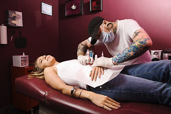 포토 JPG 해외이미지 백인 직업 여자 남자 신체 실내 두명 장식 가로 30대 유행 사진촬영 위생 보석 문신 객실 거짓말 피어싱 해외202004 해외포토 서양인 장신구 사람 내부 장년 촬영 광석 파일형식 이미지허브