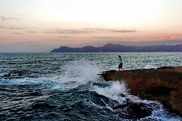 포토 JPG 해외이미지 구름 모래 바다 섬 여행 하늘 휴가 휴식 열대 따뜻함 풍경 사람없음 물 여름 파란색 일몰 만 스페인 지중해 휴양지 전용 캡모자 터키석 파라다이스 화강암 수평선 해외202004 해외포토 자연요소 모자_잡화 계절 유럽 컬러 컨셉 노을 장소 암석 보석 파일형식 이미지허브