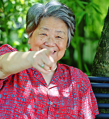 포토 JPG 해외이미지 시선 여자 행복 아시아 할머니 얼굴 가족 엄마 휴식 친절 함께함 사랑 한명 미소 사람 동양인 성인 중국 기쁨 회색 하트 결합 쇼 동쪽 옛날 생존 존경 해외202004 해외포토 모양 1 노년 감정 나라 컬러 컨셉 관계 표정 인종 신체부위 방향 파일형식 이미지허브
