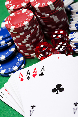 포토 JPG 해외이미지 실내 사람없음 트럼프 포커칩 도박 카지노 주사위 겜블 초록배경 해외202004 해외포토 백그라운드 내부 초록색 놀이용품 포커 파일형식 이미지허브