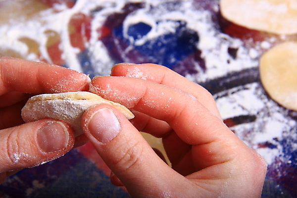 포토 JPG 해외이미지 손 음식 육류 요리 사람없음 식사 반죽 밀가루 밀대 패티 끓이기 라비올리 해외202004 튀르키예 해외포토 아시아 식재료 모션 주방용품 신체부위 가루 파일형식 이미지허브