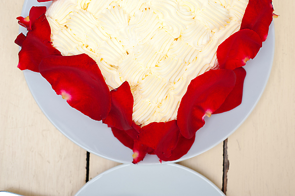 포토 JPG 해외이미지 접시 꽃잎 사람없음 장미 케이크 달콤 생크림 나무배경 해외포토 식기 꽃 백그라운드 디저트 맛 크림 파일형식 이미지허브