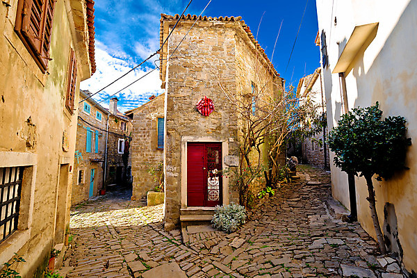 포토 JPG 해외이미지 식물 전통 유럽 도로 길 벽 채소 건축양식 거리 주택 사람없음 건물 장식 초록색 마을 바위 시골 도시 중세 역사 재산 오두막 땅 지중해 아치 정사각형 장면 타운 크로아티아 설정 달마시안 옛날 조언 해외202004 해외포토 도형 건축물 건축 나라 바다 컬러 교통시설 금융 돌_바위 개 파일형식 이미지허브
