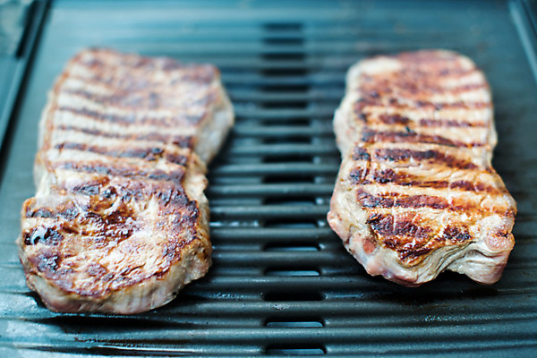 포토 JPG 해외이미지 음식 건강 육류 스테이크 요리 비프스테이크 사람없음 식당 식사 저녁식사 소고기 신선 뜨거움 소 맛 그릴 바비큐 자르기 굽기 먹기 준비 후추 점심식사 단백질 등심 석탄 해외202004 해외포토 컨셉 식재료 포유류 모션 주방용품 서양음식 상점 구이 향신료 영양소 파일형식 이미지허브