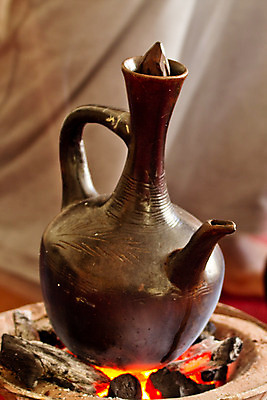 포토 JPG 해외이미지 전통 커피 주전자 불 유리병 사람없음 뜨거움 도자기 냄비 더위 점토 석탄 해외202004 해외포토 자연요소 음료 주방용품 병_용기 날씨 솥 파일형식 이미지허브