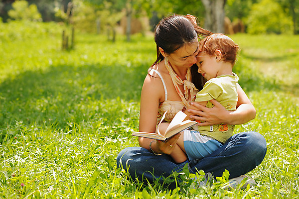 포토 JPG 해외이미지 백인 1 라이프스타일 옷 여자 교육 행복 아들 어린이 가족 자연 휴식 사랑 미소 사람 앉기 20대 성인 두명 책 여름 해외202004 해외포토 서양인 계절 감정 컨셉 관계 모션 표정 청년 생활 생태계 파일형식 이미지허브