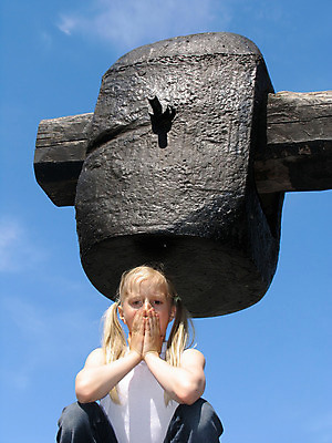 포토 JPG 해외이미지 여자 어린이 하늘 한명 사람 야외 파란색 금발 놀람 망치 위험 무서움 해외202004 해외포토 1 헤어스타일 감정 컬러 컨셉 표정 공구 파일형식 이미지허브