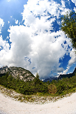 포토 JPG 해외이미지 구름 공원 꽃 유럽 여행 건축양식 자연 하늘 휴가 산 주택 풍경 사람없음 야외 목재 초록색 여름 파란색 세계 걷기 마을 봄 이탈리아 시골 정상 숲 알프스 장면 암초 전국 스타일 수평선 해외202004 해외포토 자연요소 나무 식물 계절 공공시설 건축 나라 컬러 재료 모션 건물 생태계 파일형식 이미지허브