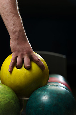 포토 JPG 해외이미지 손 남자 스포츠용품 놀이 레저 건강 한명 취미 컬러풀 보라색 장비 청바지 잡기 볼링 준비 해외202004 해외포토 1 스포츠 컬러 바지 모션 사람 신체부위 구기 오브젝트 파일형식 이미지허브