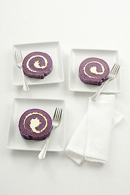 포토 JPG 해외이미지 접시 음식 조각 포크 디저트 사람없음 장식 파란색 보라색 빵집 흰색 신선 원형 오븐 달콤 맛 굽기 크림 묘사 롤 스펀지 핸드메이드 프로스팅 해외202004 해외포토 도형 식기 컬러 컨셉 상점 가전제품 구이 제빵 파일형식 이미지허브