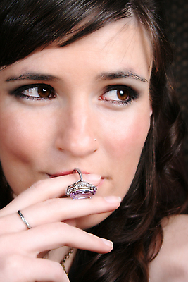 포토 JPG 해외이미지 백인 모델 여자 여유 얼굴 줄 포즈 목걸이 장신구 갈색머리 한명 사람 컬러풀 유행 반지 닫기 보석 특징 스타일 해외202004 해외포토 서양인 1 헤어스타일 감정 컬러 모션 신체부위 광석 파일형식 이미지허브