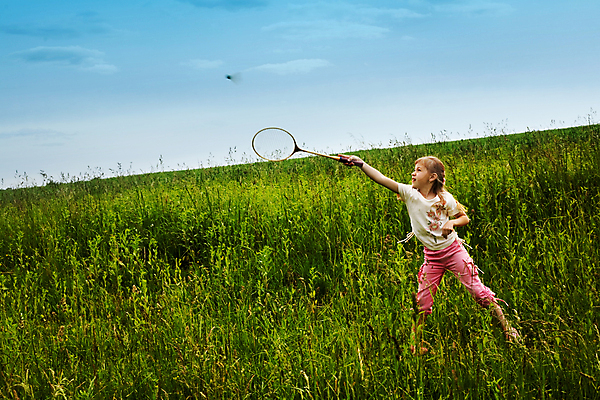 포토 JPG 해외이미지 어린이 밭 모션 자연 놀이 한명 야외 초록색 배드민턴 플레이어 해외202004 해외포토 1 컬러 농업 사람 구기 생태계 파일형식 이미지허브