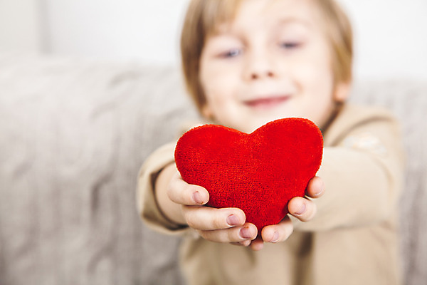 포토 JPG 해외이미지 백인 1 손 응시 남자 행복 감정 아들 어린이 백그라운드 장난 베개 휴가 기념 발렌타인데이 선물 사랑 한명 사람 이벤트 소년 성인 빨간색 흰색 하트 인사 잡기 행운 작음 심볼 고립 해외202004 해외포토 모양 서양인 시선 컬러 컨셉 가족 침구 모션 데이이벤트 신체부위 예절 크기 파일형식 이미지허브