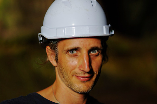 포토 JPG 해외이미지 백인 직업 1 남자 행복 산업 얼굴 백그라운드 비즈니스 노동자 한명 미소 안전 사람 성인 건물 노란색 머리 검은색 흰색 잡기 작업 자신감 엔지니어 제조 보호 감독 안전모 헬멧 건축가 종업원 오브젝트 벽화 건축업자 계약자 고립 심각 해외202004 해외포토 서양인 건축물 건축 감정 컬러 컨셉 모션 표정 신체부위 기술자 안전장비 보호장비 계약 그림 파일형식 이미지허브