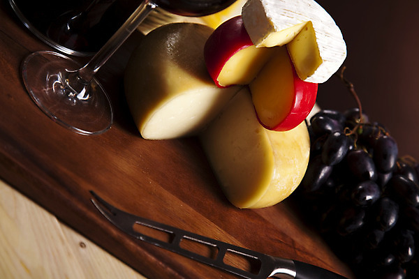 포토 JPG 해외이미지 와인잔 포도 치즈 사람없음 쌓기 나무도마 조각치즈 치즈나이프 갈색배경 해외202004 해외포토 조각 백그라운드 술잔 과일 모션 유제품 도마 목재 갈색 나이프 파일형식 이미지허브