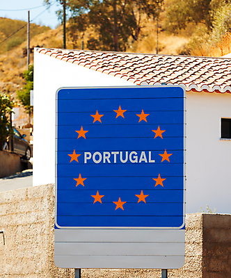 포토 JPG 해외이미지 유럽 별 도로 선 여행 백그라운드 교통시설 풍경 사람없음 야외 파란색 노란색 땅 포르투갈 심볼 사인 건너기 유럽연합 해외202004 해외포토 자연요소 나라 길 컬러 교통 모션 시설 파일형식 이미지허브