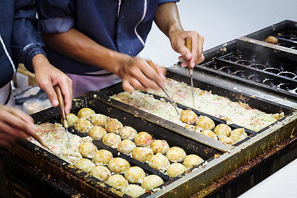 포토 JPG 해외이미지 손 실내 사람 상반신 성인 두명 굽기 속도 타코야키 길거리음식 일본음식 성인만 해외202004 해외포토 음식 내부 신체부위 구이 파일형식 이미지허브