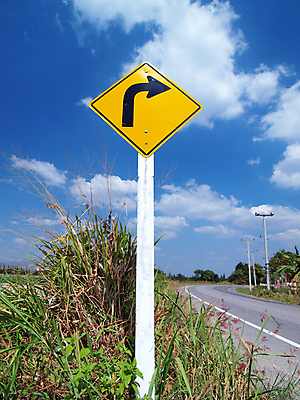 포토 JPG 해외이미지 아이콘 도로 길 여행 컨셉 곡선 교통시설 하늘 거리 경고 사람없음 파란색 노란색 원형 변화 구부린 위험 방향 심볼 사인 도로표지판 경보 해외202004 해외포토 도형 선 컬러 교통 모션 표지판 시설 파일형식 이미지허브