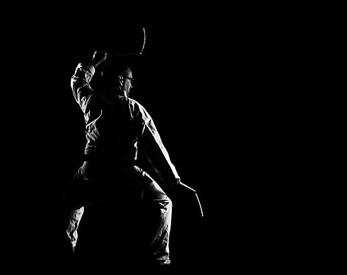 포토 JPG 해외이미지 백인 남자 무기 스포츠 검은배경 흑백 한명 운동 싸움 해외202004 해외포토 서양인 1 백그라운드 모션 촬영기법 건강 사람 검은색 파일형식 이미지허브