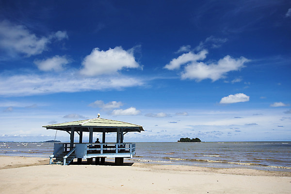 포토 JPG 해외이미지 모래 바다 섬 여행 백그라운드 자연 하늘 휴가 파노라마 풍경 사람없음 야외 건물 목재 물 여름 파란색 빛 햇빛 태양 소풍 맑음 흰색 오두막 내추럴 안전요원 해외202004 해외포토 자연요소 나무 건축물 계절 컬러 재료 날씨 촬영기법 야외활동 생태계 파일형식 이미지허브