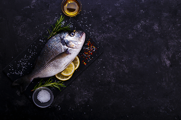 포토 JPG 해외이미지 검은배경 사람없음 레몬 허브 향신료 날것 도미 소금 후추 로즈메리 석판 통후추 해외202004 해외포토 식물 백그라운드 과일 어류 검은색 향미료 파일형식 이미지허브