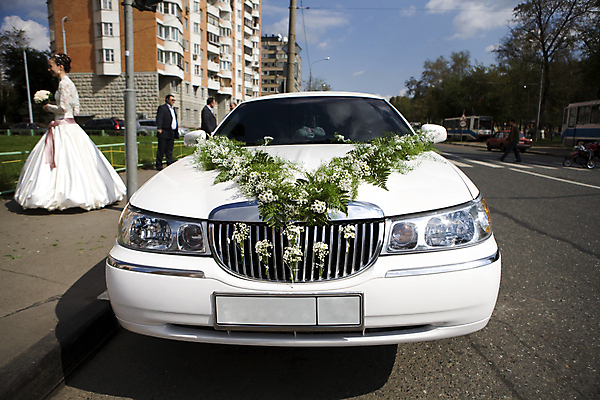 포토 JPG 해외이미지 꽃다발 결혼 자동차 야외 두명 장식 화환 흰색 파편 캐모마일 해외202004 해외포토 꽃 육상교통 컬러 사람 이벤트 허브 파일형식 이미지허브