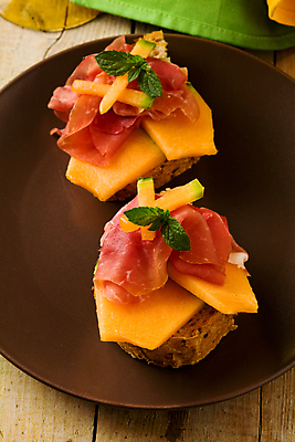 포토 JPG 해외이미지 음식 빵 잎 샌드위치 사람없음 수건 식사 샐러드 시골 최고 파마 소시지 플랫 이탈리아음식 달콤 애피타이저 멜론 민트 햄 베이컨 브루스케타 살라미 짠맛 핸드메이드 해외202004 해외포토 식물 헤어스타일 과일 서양음식 육류 돼지고기 위생용품 가공식품 맛 허브 파일형식 이미지허브