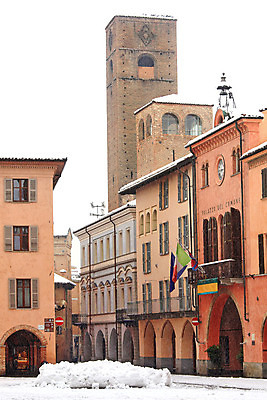 포토 JPG 해외이미지 유럽 여행 겨울 건축양식 휴가 사람없음 건물 세로 도시풍경 여행객 탑 이탈리아 도시 땅 타운 시청 산기슭 옛날 인기 제설기 폭설 피에몬테 눈내림 해외202004 해외포토 건축물 계절 건축 나라 산 눈_날씨 사람 풍경 자연재해 관공서 제설 파일형식 이미지허브