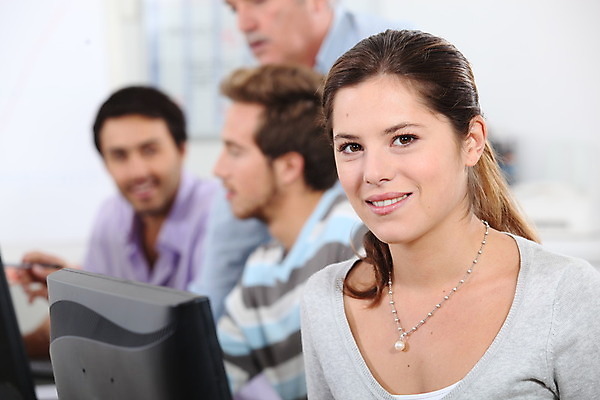 포토 JPG 해외이미지 백인 학생 옷 행복 운동화 목걸이 장신구 교실 노동자 갈색머리 실내 앉기 풍경 여러명 20대 컴퓨터 사무실 스크린 교사 과학기술 기록 종업원 고객 책상 동료 서비스 대학교 시스템 지원 연습생 대리인 해외202004 해외포토 서양인 직업 헤어스타일 교육 감정 가구 다수 신발 비즈니스 학교 관계 모션 기술 사람 청년 내부 전자제품 연습 파일형식 이미지허브