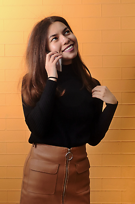 포토 JPG 해외이미지 백인 1 학생 라이프스타일 백그라운드 인터넷 통신 모바일 대화 한명 사람 야외 스마트폰 핸드폰 노란색 우주 도시 네트워크 힙스터 4G 해외202004 해외포토 서양인 패션 컬러 IT 말하기 생활 전자제품 스마트기기 파일형식 이미지허브