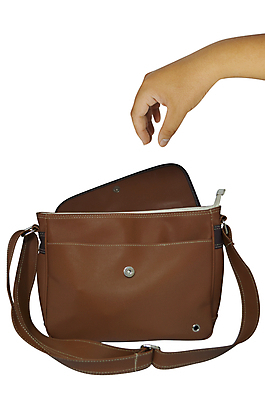 포토 JPG 해외이미지 손 가방 손가락 실내 손잡이 사람없음 갈색 우주 상승 뺏기 해외202004 해외포토 잡화 컬러 컨셉 모션 내부 신체부위 파일형식 이미지허브