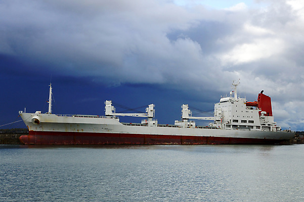 포토 JPG 해외이미지 산업 바다 비즈니스 교통시설 하늘 항해 사람없음 야외 빨간색 물 항구 장비 화물 업무 보트 큼 기중기 함선 돛대 해외202004 해외포토 자연요소 컬러 교통 배_교통 운송업 작업 중장비 크기 시설 파일형식 이미지허브