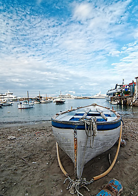 포토 JPG 해외이미지 바다 여행 요트 자연 하늘 낚시 휴가 휴식 사람없음 물 여름 파란색 이탈리아 만 보트 휴양지 포트 나폴리 주입구 해외202004 해외포토 자연요소 계절 유럽 컬러 컨셉 배_교통 레저 장소 생태계 파일형식 이미지허브