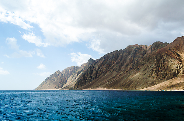 포토 JPG 해외이미지 구름 파도 바다 여행 백그라운드 중동 자연 하늘 산 이집트 풍경 사람없음 물 여름 바위 암초 홍해 수평선 해외202004 해외포토 자연요소 계절 나라 아프리카 돌_바위 생태계 파일형식 이미지허브