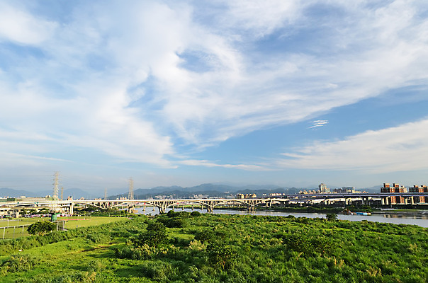 포토 JPG 해외이미지 주간 나무 구름 외관 건축양식 하늘 아파트 주택 풍경 사람없음 야외 건물 가로 초록색 파란색 도시풍경 마을 탑 화목 침묵 활발 도시 숲 대만 장면 지역 타운 천국 강렬 수평선 해외202004 해외포토 자연요소 식물 건축물 건축 아시아 컬러 컨셉 소리 파일형식 이미지허브