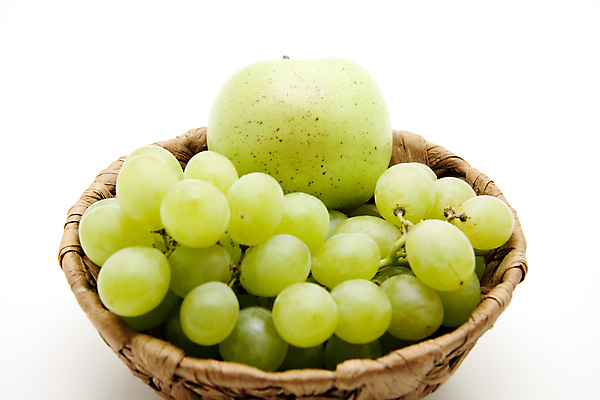 포토 JPG 해외이미지 음식 과일 포도 건강 사람없음 초록색 바구니 수확 신선 맛 사과 발사 먹기 흰배경 해외202004 해외포토 컬러 백그라운드 컨셉 농업 모션 흰색 파일형식 이미지허브