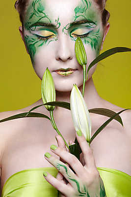 포토 JPG 해외이미지 백인 여자 컨셉 잎 요정 실내 한명 들기 상반신 성인 앞모습 눈감음 꽃봉오리 페이스페인팅 성인여자한명만 초록배경 해외202004 해외포토 서양인 식물 1 꽃 뷰포인트 백그라운드 모션 사람 내부 초록색 여자한명만 성인여자만 파일형식 이미지허브