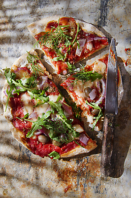 포토 JPG 해외이미지 조각 피자 실내 그림자 사람없음 하이앵글 나이프 자르기 나무탁자 루꼴라 해외202004 해외포토 식기 뷰포인트 채소 모션 탁자 패스트푸드 서양음식 내부 칼 파일형식 이미지허브